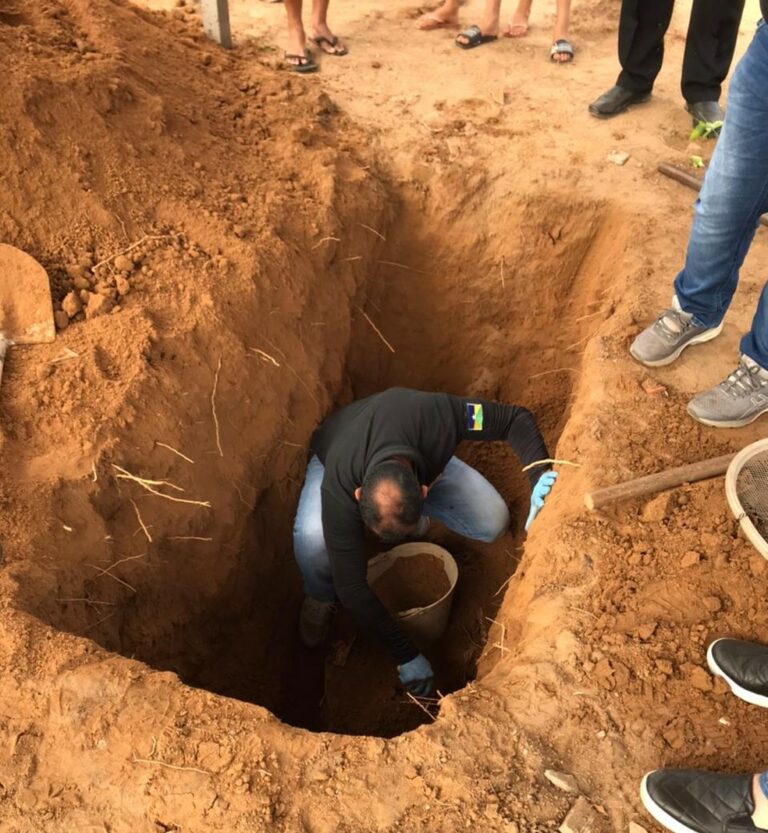 Homem morto há 18 anos tem corpo exumado pela polícia após suspeito confessar crime