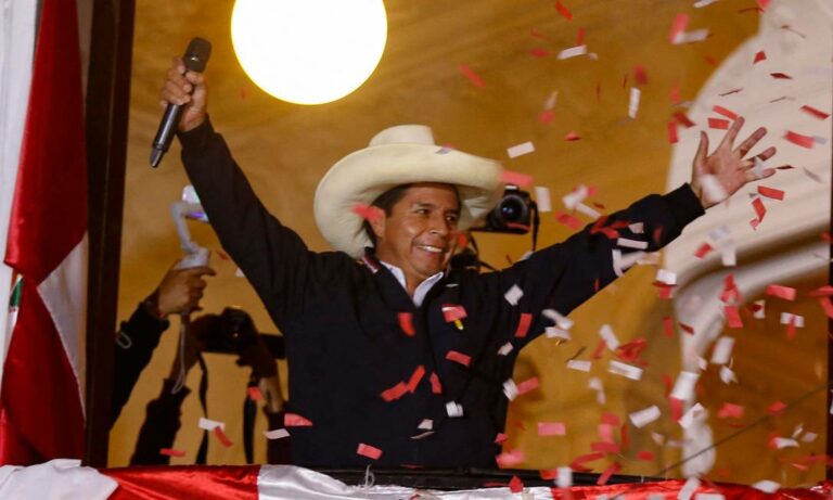 Com 100% dos votos contabilizados, Castillo vence por 44 mil, mas Keiko ainda contesta resultado