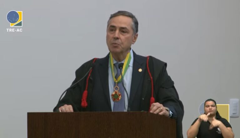 No AC, ministro Barroso critica ‘defensores de ditadura’, do voto impresso e diz que não é candidato