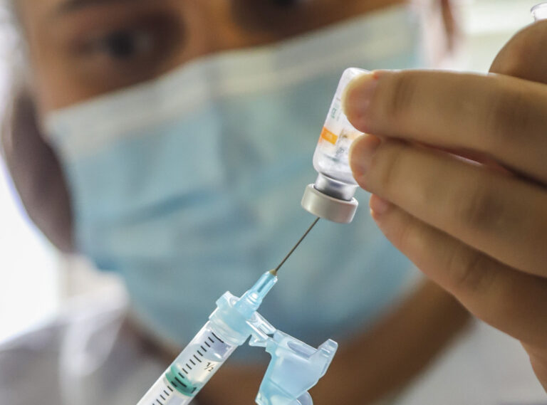 Médica toma 3 doses da vacina contra a Covid-19 em Rio Branco: ‘Crime’, diz Semsa