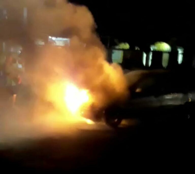 VÍDEO: Na capital, veículo sofre pane elétrica; moradores se unem para conter chamas