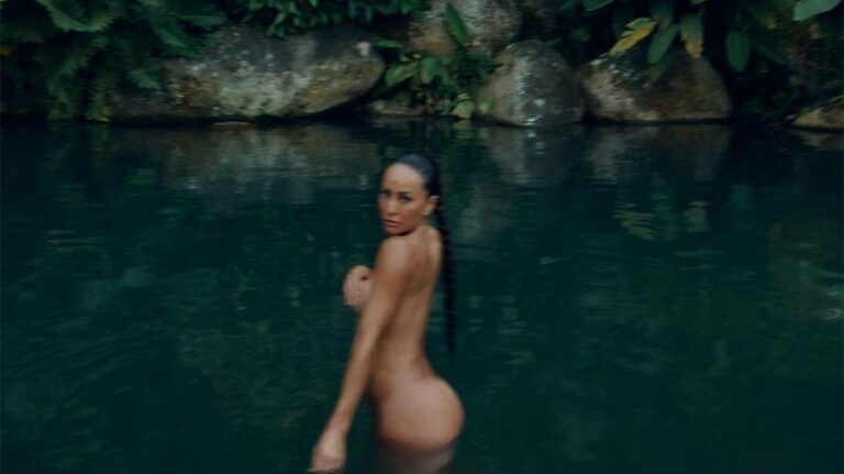 Sabrina Sato posa nua em cenário paradisíaco