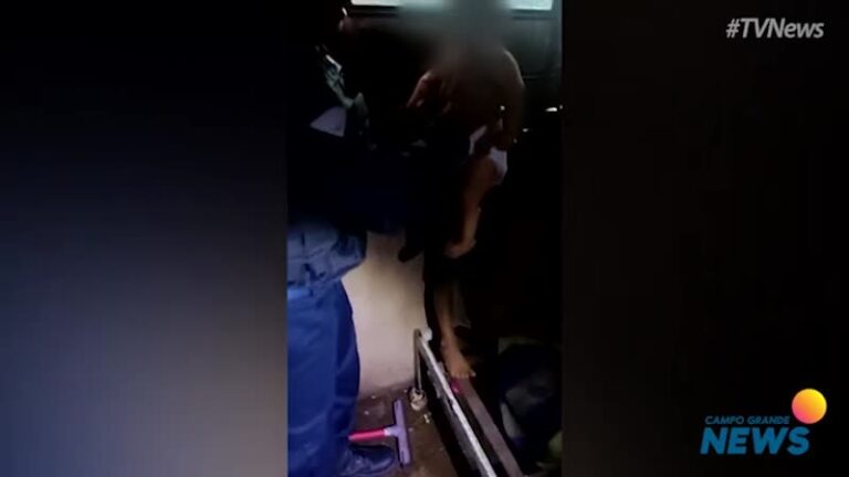 Em situação precária e sem comida, 4 crianças são encontradas trancadas em casa