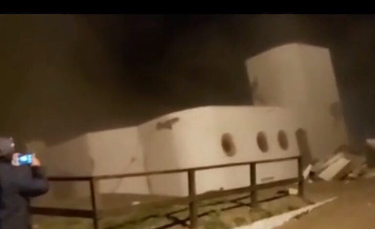 Vídeo: o momento em que uma casa desmorona e cai no mar na Argentina