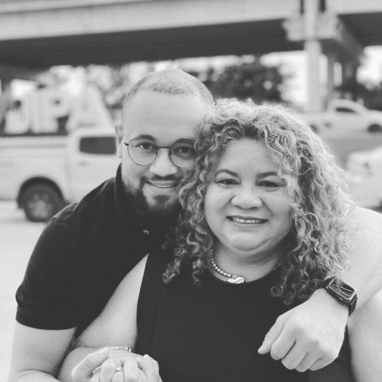 Jovem usa tatuagem para relembrar risada da mãe que morreu vítima da Covid-19