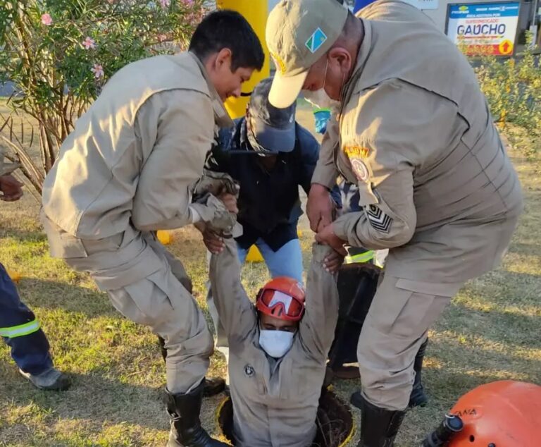 Filhote de cachorro é resgatado de bueiro em mobilização que durou 22 horas