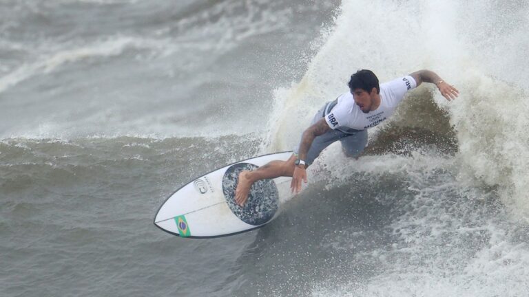 Gabriel Medina vence Michel Bourez e está na semifinal das Olimpíadas