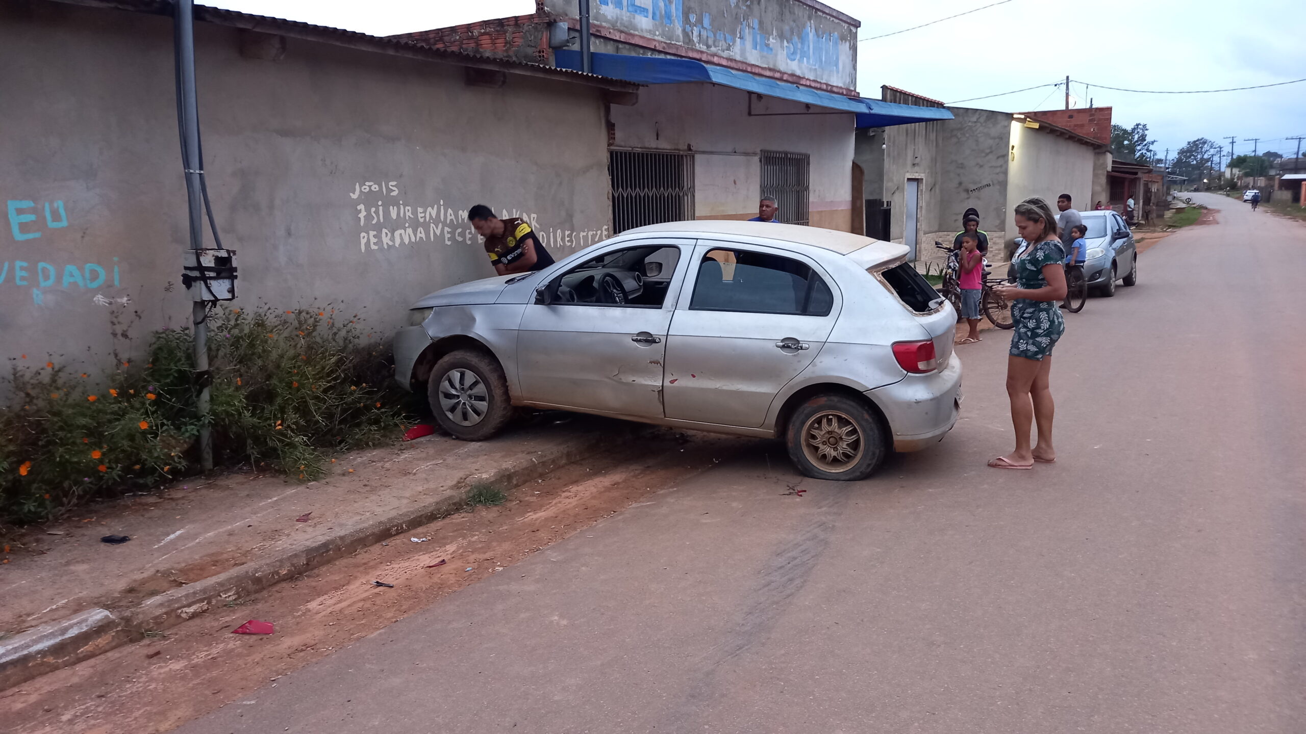 Motorista supostamente alcoolizado quase atropela moradores, em Sena