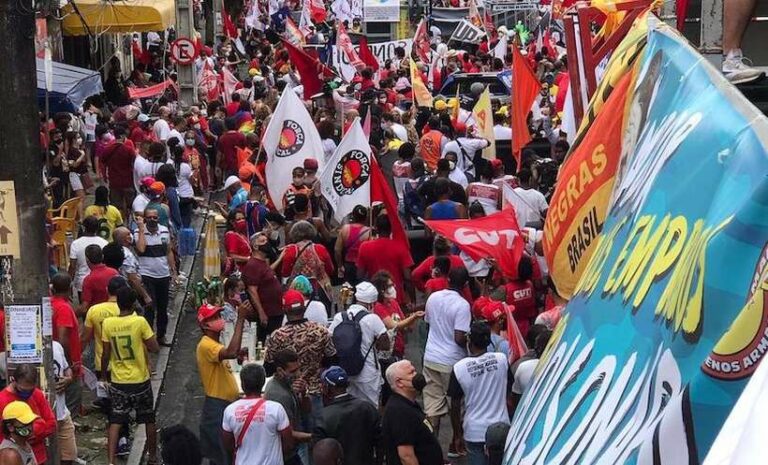 Atos contra Bolsonaro acontecem pelo país e mobilizam oposição nas redes