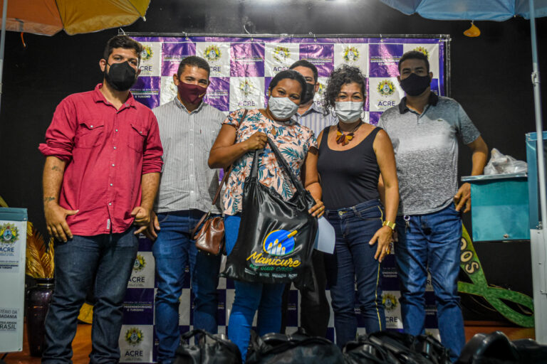 15 famílias de Brasileia são beneficiados com carrinhos de pipoca, cachorro-quente e kits manicure