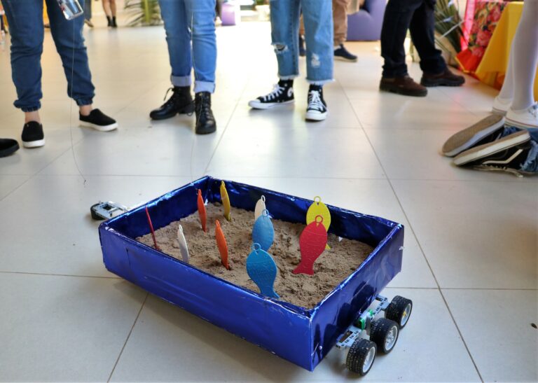 Escola SESI inova com pescaria robotizada e diversas atrações em arraial
