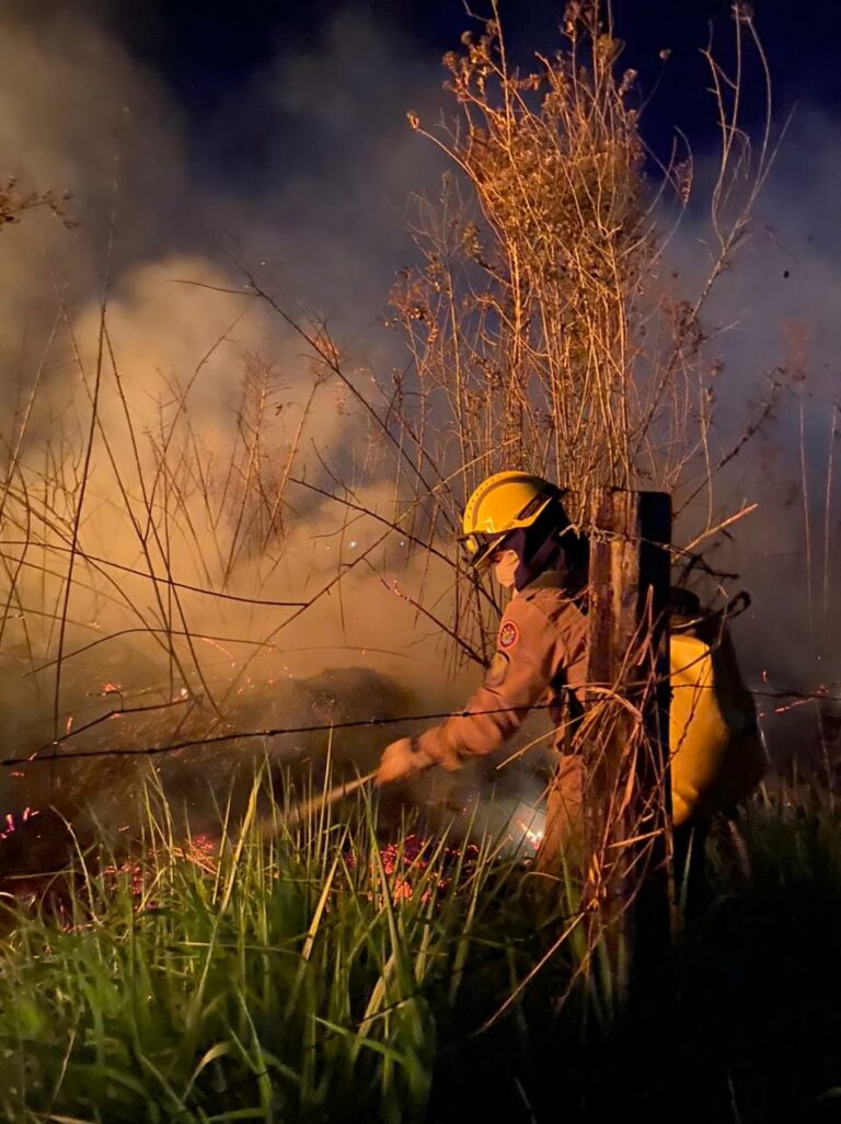 Em Sena, Bombeiros são acionados para conter incêndios em terrenos baldios 