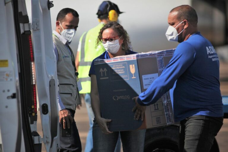 Acre recebe novo lote com quase 30 mil doses da Pfizer e Coronavac