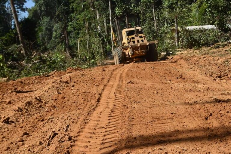 Prefeitura de Brasiléia revitaliza ramal Pega Fogo km 19 e firma parceria para melhoria na linha 12