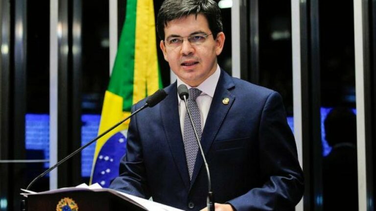Randolfe aciona STF para barrar ‘farra do Fundão’ e ‘Orçamento secreto’