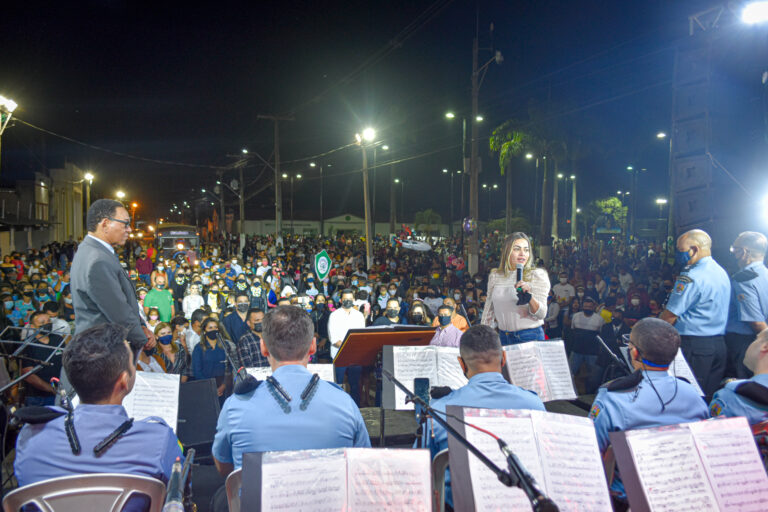Ao som da banda ‘A Furiosa’, da PM, Fernanda Hassem entrega Praça Hugo Poli revitalizada