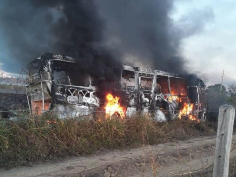 Urgente: ônibus pega fogo após colisão com carreta tanque na BR-364 e deixa mortos e feridos