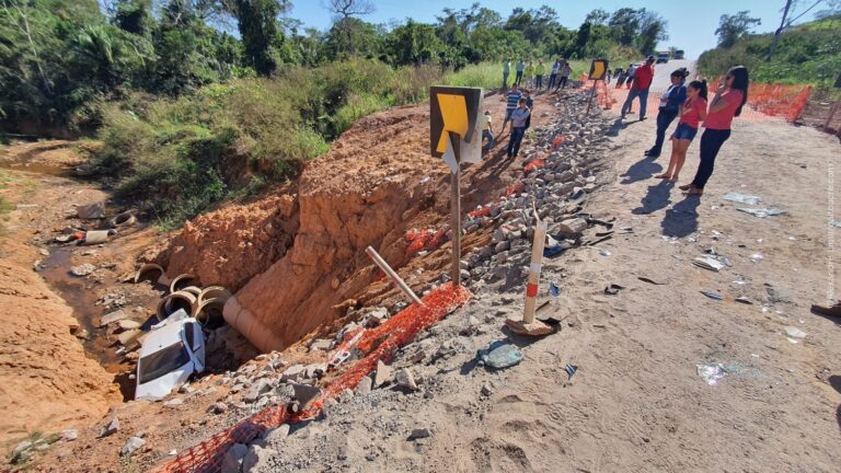 Taxi com passageiros é jogado em ribanceira após carreta perder freios; VÍDEO