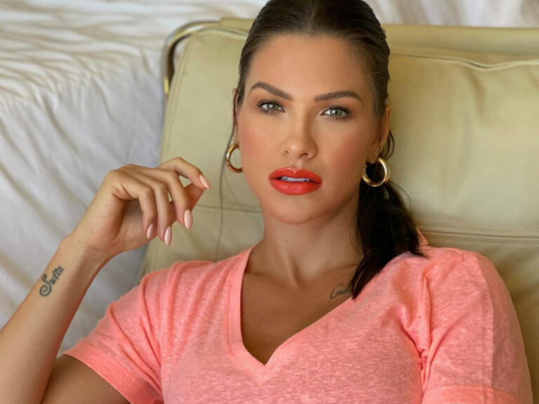 De top rosa, Andressa Suita exibe decote generoso e deixa barriga trincada à mostra