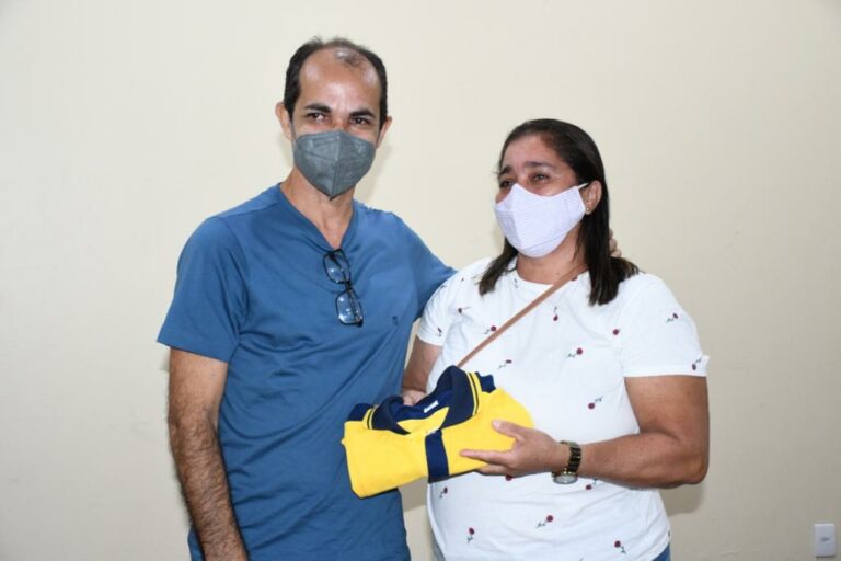 Prefeitura de Cruzeiro do Sul realiza entrega de uniformes para profissionais do trânsito