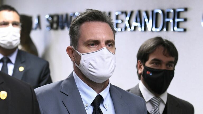 Vendedor sugere que Luis Miranda negociou vacina e exibe áudio