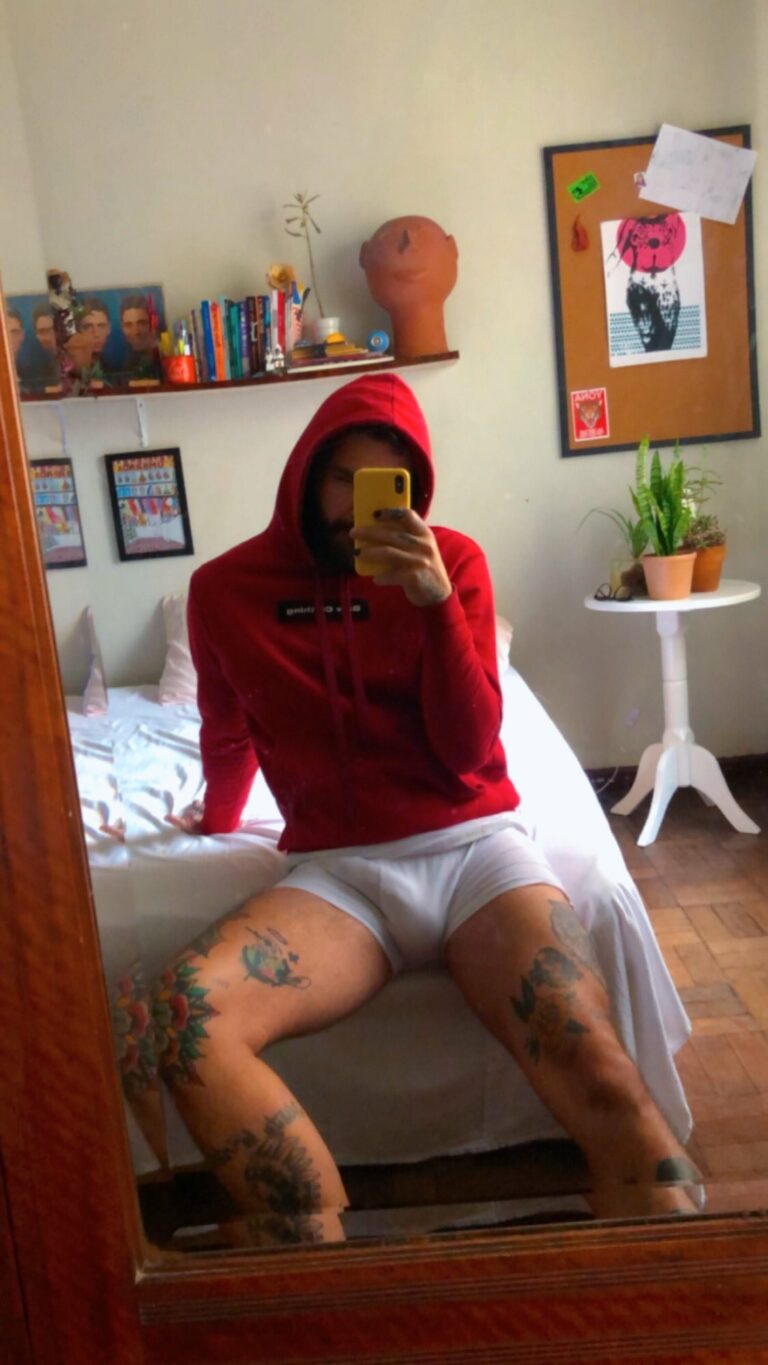 Ex de acreana bomba na web vendendo fotos pelado em site adulto; veja imagens