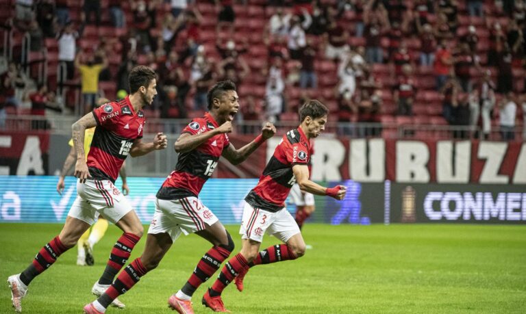 Flamengo goleia o São Paulo e Palmeiras segue líder; veja rodada do Brasileirão