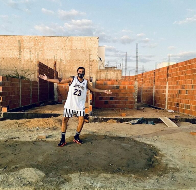 Free Fire: ex-gandula e catador constrói casa para mãe graças ao jogo