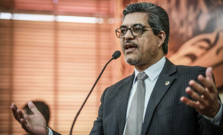 Deputado comemora sanção à lei que permite contratação de médicos formados no exterior