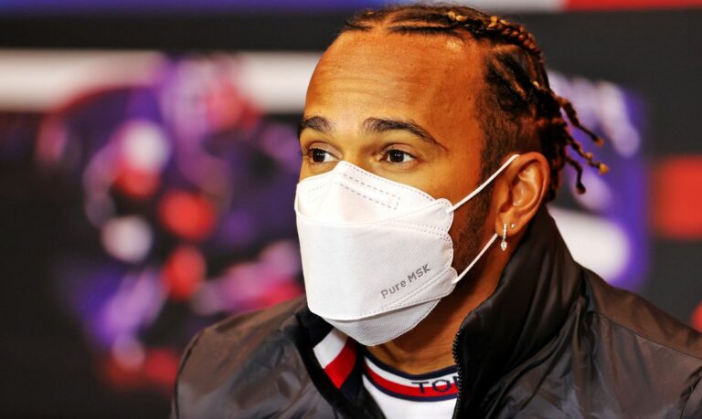 Hamilton vence GP da Inglaterra pela oitava vez em corrida controversa