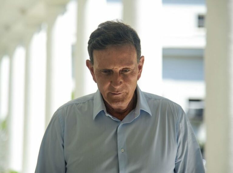 Juiz mantém decisão que impede Marcelo Crivella de deixar o país