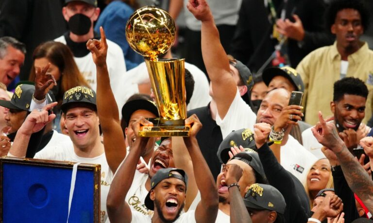 Milwaukee Bucks superam Suns e, 50 anos depois, são campeões da NBA