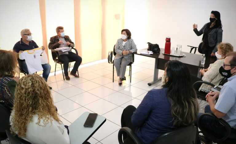 Sincon e Educação Municipal discutem padronização do uniforme escolar