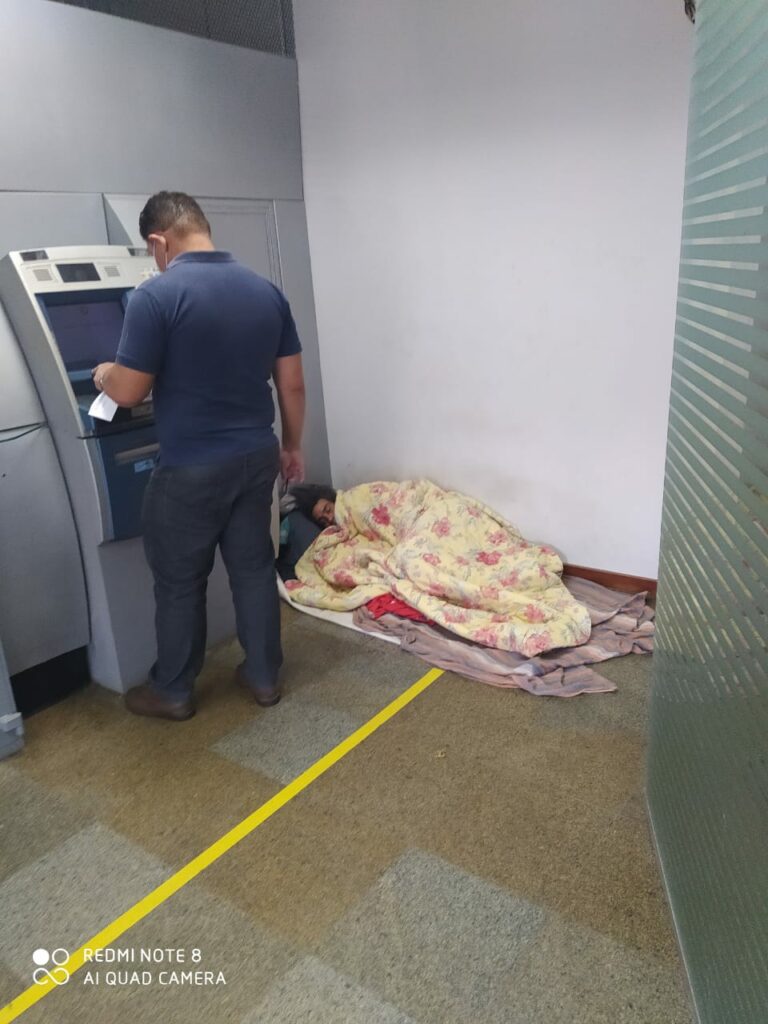 Frio leva morador de rua a se abrigar em caixa eletrônico no Centro de Rio Branco