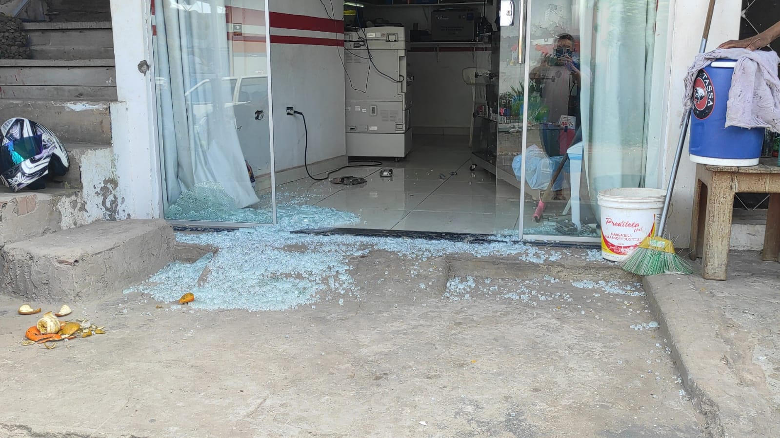 Assantantes entram em loja no AC, tentam render clientes e são baleados por policial que estava no local