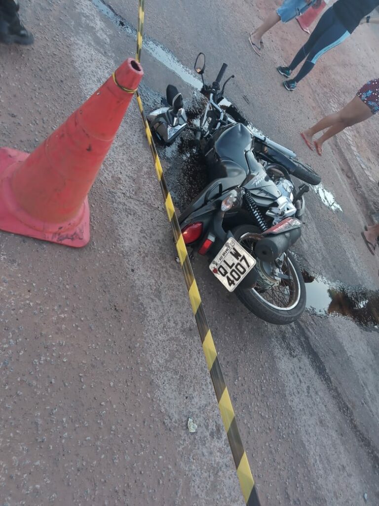 Homem morre ao colidir moto contra viatura policial na Avenida Sobral, em Rio Branco