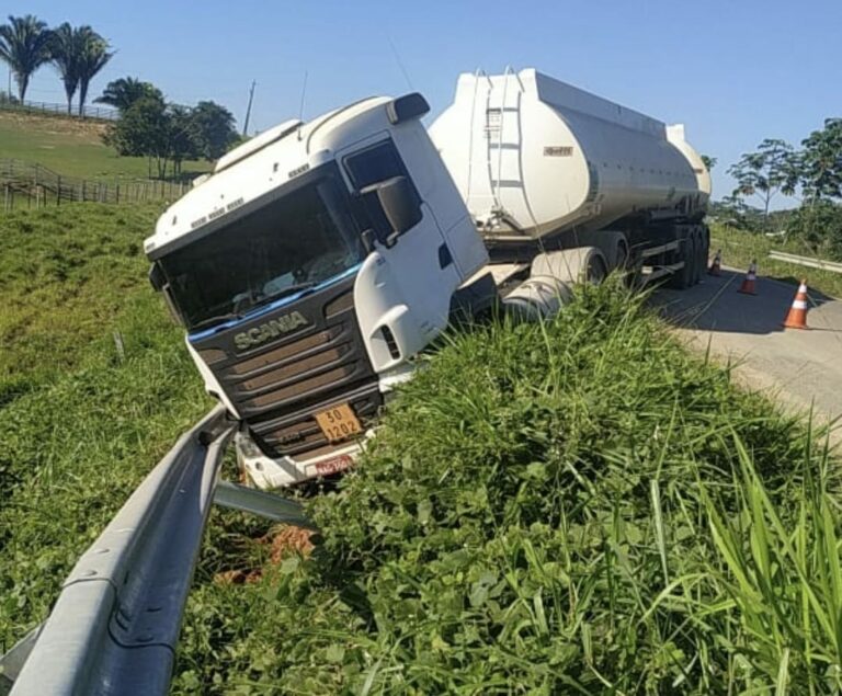 Carreta de transporte de produtos perigosos sai da pista e BR-364 é interditada