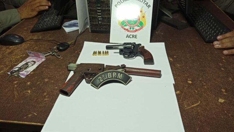 Quatro pessoas são detidas com escopeta e revólver dentro de veículo em Rio Branco