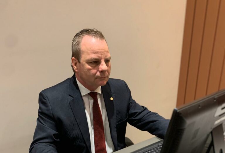 Longo contesta oposição na Aleac ao mostrar benefícios das obras do governo em escolas rurais