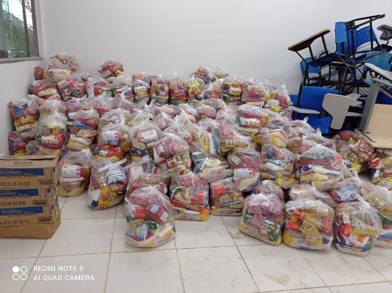 Cestas básicas que deveriam ser distribuídas a atingidos pela cheia do Iaco ainda estão guardadas