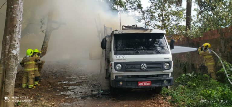 Caminhão pega fogo no bairro Universitário e motorista perde toda a carga
