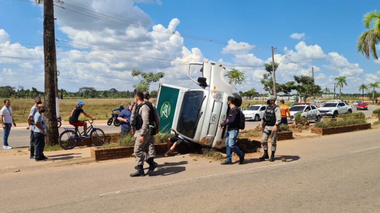 Caminhão de pequeno porte tomba em canteiro da Via Chico Mendes; veja imagens