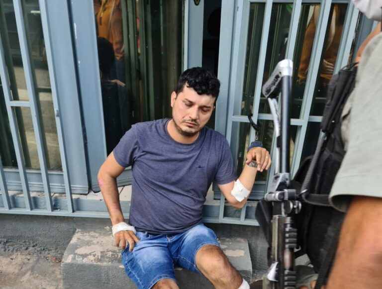 Homem mata esposa a facadas em Rio Branco, em seguida chama a polícia e se entrega; imagens fortes