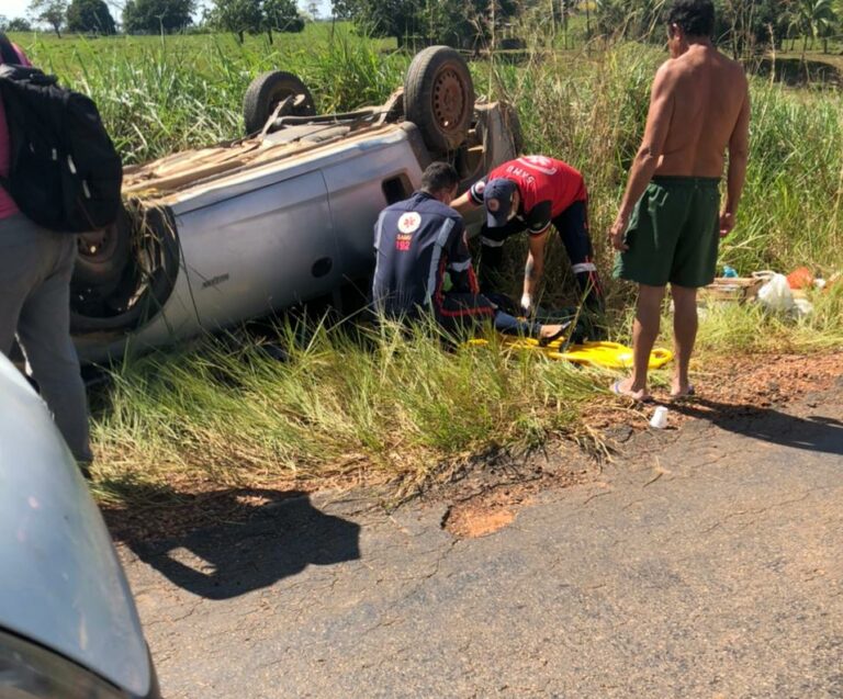 Três pessoas ficam feridas em capotamento na Estrada do Quixadá