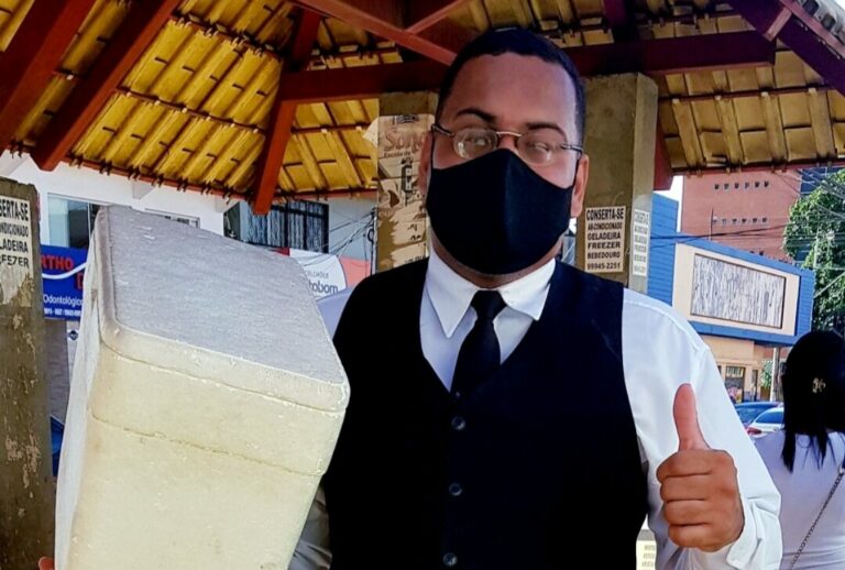 Vestido de garçom, vendedor de geladinhos nos ônibus da Capital encara rotina como diversão