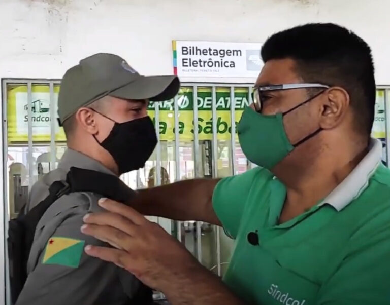 Vídeo: Homem que sofreu parada cardíaca no Terminal reencontra PM que salvou sua vida