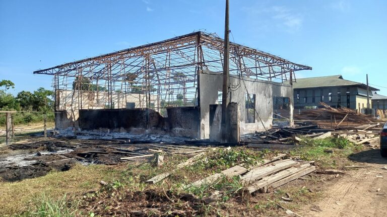 Proprietário calcula prejuízo de R$ 120 mil após incêndio em galpão no Polo Moveleiro