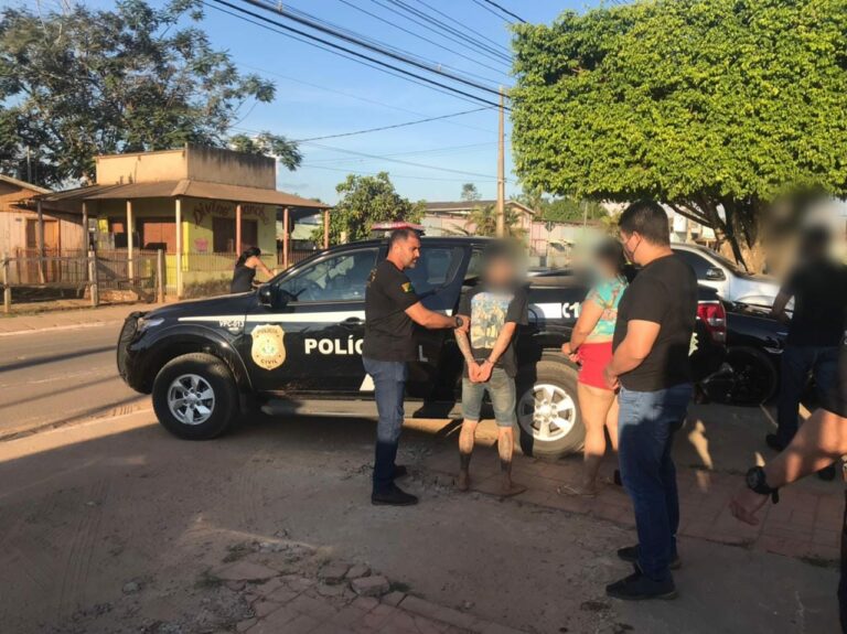 Mãe e filho são presos após tentarem matar policiais a facadas em Xapuri