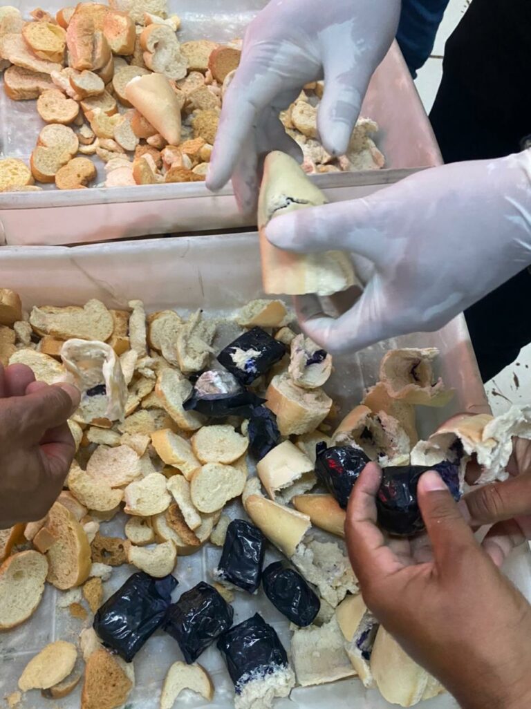 Torradas ‘recheadas’ com maconha e tabaco que seriam entregues no FOC são apreendidas