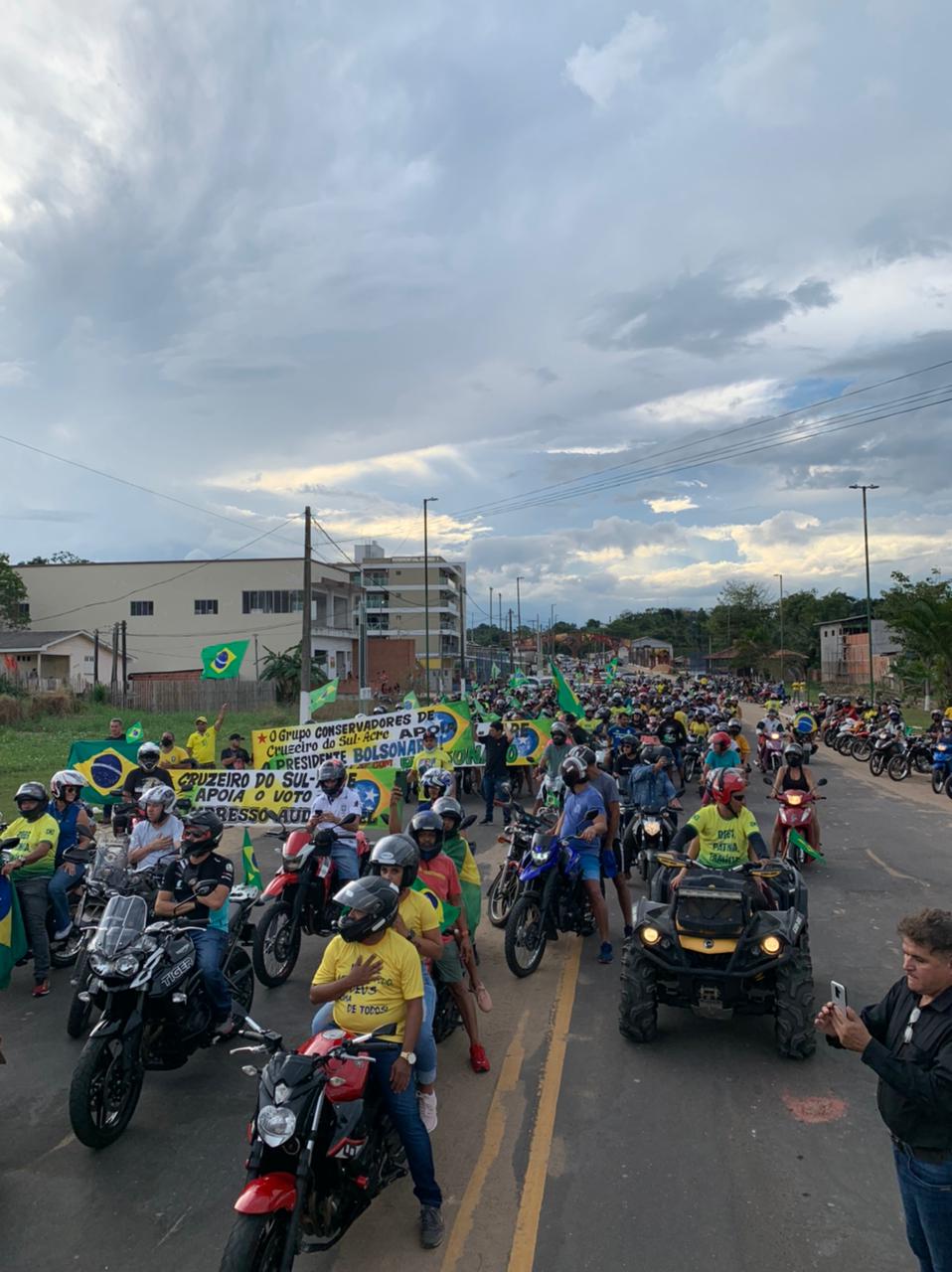 Apoiadores de Bolsonaro reúnem cerca de mil motocicletas em Cruzeiro do Sul, neste sábado